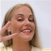 Hola! Soy una chica extrovertida, proactiva y divertida con muy buen trato a los peques!